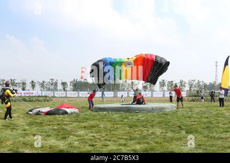 Anyang, Anyang, Cina. 16 luglio 2020. HenanÃ¯Â¼Å'CHINA-uly 13, 2020, cielo azzurro chiaro, velocità del vento moderata. Il National Skydiving Team Elite Challenge 2020 è stato ufficialmente lanciato all'aeroporto generale di Yonghe nella contea di Anyang, nella provincia di Henan. Questo concorso è sponsorizzato dalla Anyang Aviation School of General Administration of Sport of China e intrapreso dalla Anyang County (Comitato di gestione dell'area dimostrativa). Questa attività è divisa in due fasi. Il 13 luglio, solstice è la fase di gara del 17 luglio. Gli eventi includono il salto di base di gruppo, il salto di base individuale maschile e femminile e. Foto Stock