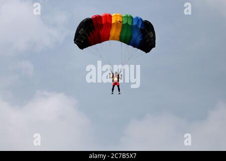 Anyang, Anyang, Cina. 16 luglio 2020. HenanÃ¯Â¼Å'CHINA-uly 13, 2020, cielo azzurro chiaro, velocità del vento moderata. Il National Skydiving Team Elite Challenge 2020 è stato ufficialmente lanciato all'aeroporto generale di Yonghe nella contea di Anyang, nella provincia di Henan. Questo concorso è sponsorizzato dalla Anyang Aviation School of General Administration of Sport of China e intrapreso dalla Anyang County (Comitato di gestione dell'area dimostrativa). Questa attività è divisa in due fasi. Il 13 luglio, solstice è la fase di gara del 17 luglio. Gli eventi includono il salto di base di gruppo, il salto di base individuale maschile e femminile e. Foto Stock