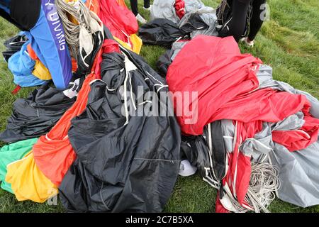 Anyang, Anyang, Cina. 16 luglio 2020. HenanÃ¯Â¼Å'CHINA-uly 13, 2020, cielo azzurro chiaro, velocità del vento moderata. Il National Skydiving Team Elite Challenge 2020 è stato ufficialmente lanciato all'aeroporto generale di Yonghe nella contea di Anyang, nella provincia di Henan. Questo concorso è sponsorizzato dalla Anyang Aviation School of General Administration of Sport of China e intrapreso dalla Anyang County (Comitato di gestione dell'area dimostrativa). Questa attività è divisa in due fasi. Il 13 luglio, solstice è la fase di gara del 17 luglio. Gli eventi includono il salto di base di gruppo, il salto di base individuale maschile e femminile e. Foto Stock