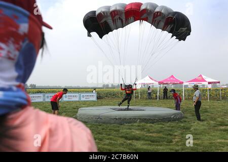 Anyang, Anyang, Cina. 16 luglio 2020. HenanÃ¯Â¼Å'CHINA-uly 13, 2020, cielo azzurro chiaro, velocità del vento moderata. Il National Skydiving Team Elite Challenge 2020 è stato ufficialmente lanciato all'aeroporto generale di Yonghe nella contea di Anyang, nella provincia di Henan. Questo concorso è sponsorizzato dalla Anyang Aviation School of General Administration of Sport of China e intrapreso dalla Anyang County (Comitato di gestione dell'area dimostrativa). Questa attività è divisa in due fasi. Il 13 luglio, solstice è la fase di gara del 17 luglio. Gli eventi includono il salto di base di gruppo, il salto di base individuale maschile e femminile e. Foto Stock