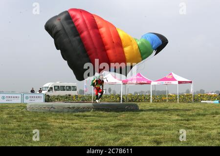 Anyang, Anyang, Cina. 16 luglio 2020. HenanÃ¯Â¼Å'CHINA-uly 13, 2020, cielo azzurro chiaro, velocità del vento moderata. Il National Skydiving Team Elite Challenge 2020 è stato ufficialmente lanciato all'aeroporto generale di Yonghe nella contea di Anyang, nella provincia di Henan. Questo concorso è sponsorizzato dalla Anyang Aviation School of General Administration of Sport of China e intrapreso dalla Anyang County (Comitato di gestione dell'area dimostrativa). Questa attività è divisa in due fasi. Il 13 luglio, solstice è la fase di gara del 17 luglio. Gli eventi includono il salto di base di gruppo, il salto di base individuale maschile e femminile e. Foto Stock