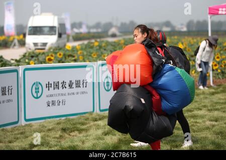 Anyang, Anyang, Cina. 16 luglio 2020. HenanÃ¯Â¼Å'CHINA-uly 13, 2020, cielo azzurro chiaro, velocità del vento moderata. Il National Skydiving Team Elite Challenge 2020 è stato ufficialmente lanciato all'aeroporto generale di Yonghe nella contea di Anyang, nella provincia di Henan. Questo concorso è sponsorizzato dalla Anyang Aviation School of General Administration of Sport of China e intrapreso dalla Anyang County (Comitato di gestione dell'area dimostrativa). Questa attività è divisa in due fasi. Il 13 luglio, solstice è la fase di gara del 17 luglio. Gli eventi includono il salto di base di gruppo, il salto di base individuale maschile e femminile e. Foto Stock