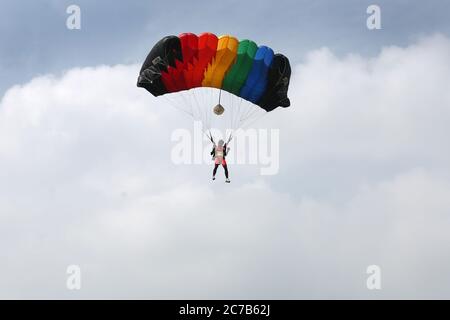 Anyang, Anyang, Cina. 16 luglio 2020. HenanÃ¯Â¼Å'CHINA-uly 13, 2020, cielo azzurro chiaro, velocità del vento moderata. Il National Skydiving Team Elite Challenge 2020 è stato ufficialmente lanciato all'aeroporto generale di Yonghe nella contea di Anyang, nella provincia di Henan. Questo concorso è sponsorizzato dalla Anyang Aviation School of General Administration of Sport of China e intrapreso dalla Anyang County (Comitato di gestione dell'area dimostrativa). Questa attività è divisa in due fasi. Il 13 luglio, solstice è la fase di gara del 17 luglio. Gli eventi includono il salto di base di gruppo, il salto di base individuale maschile e femminile e. Foto Stock