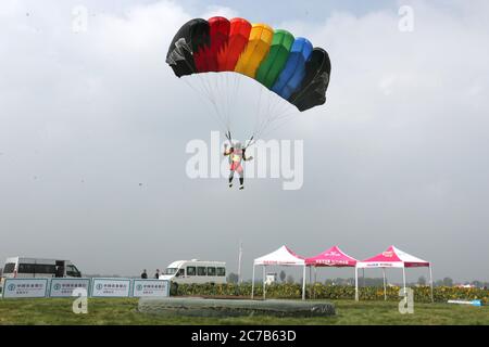 Anyang, Anyang, Cina. 16 luglio 2020. HenanÃ¯Â¼Å'CHINA-uly 13, 2020, cielo azzurro chiaro, velocità del vento moderata. Il National Skydiving Team Elite Challenge 2020 è stato ufficialmente lanciato all'aeroporto generale di Yonghe nella contea di Anyang, nella provincia di Henan. Questo concorso è sponsorizzato dalla Anyang Aviation School of General Administration of Sport of China e intrapreso dalla Anyang County (Comitato di gestione dell'area dimostrativa). Questa attività è divisa in due fasi. Il 13 luglio, solstice è la fase di gara del 17 luglio. Gli eventi includono il salto di base di gruppo, il salto di base individuale maschile e femminile e. Foto Stock