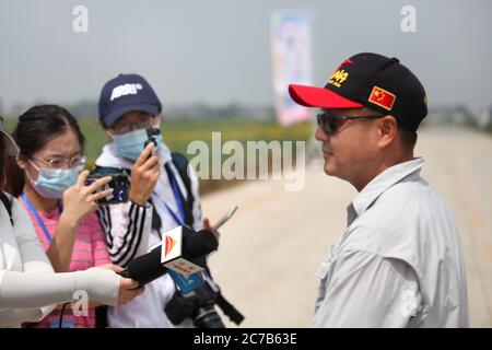 Anyang, Anyang, Cina. 16 luglio 2020. HenanÃ¯Â¼Å'CHINA-uly 13, 2020, cielo azzurro chiaro, velocità del vento moderata. Il National Skydiving Team Elite Challenge 2020 è stato ufficialmente lanciato all'aeroporto generale di Yonghe nella contea di Anyang, nella provincia di Henan. Questo concorso è sponsorizzato dalla Anyang Aviation School of General Administration of Sport of China e intrapreso dalla Anyang County (Comitato di gestione dell'area dimostrativa). Questa attività è divisa in due fasi. Il 13 luglio, solstice è la fase di gara del 17 luglio. Gli eventi includono il salto di base di gruppo, il salto di base individuale maschile e femminile e. Foto Stock