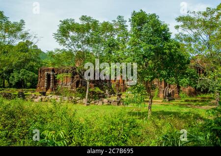 Rovine del monumento di Cham nel Santuario di My Son (patrimonio mondiale dell'UNESCO), risalente al IV al XIII secolo, vicino alla città di da Nang in Centr Foto Stock