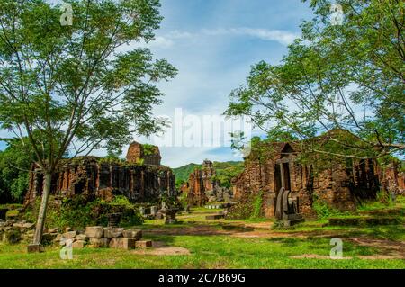 Rovine del monumento di Cham nel Santuario di My Son (patrimonio mondiale dell'UNESCO), risalente al IV al XIII secolo, vicino alla città di da Nang in Centr Foto Stock