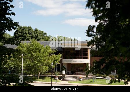 La Wellesley Free Library su Washington Street a Wellesley, Massachusetts, Stati Uniti. Foto Stock