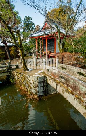 Un ponte di pietra al Kiyomizu-deraTemple (Sito Patrimonio dell'Umanità dell'UNESCO) a Kyoto, Giappone. Foto Stock