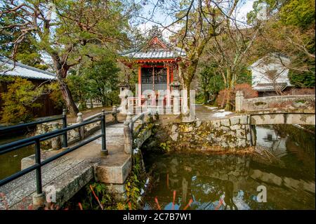 Un ponte di pietra al Kiyomizu-deraTemple (Sito Patrimonio dell'Umanità dell'UNESCO) a Kyoto, Giappone. Foto Stock