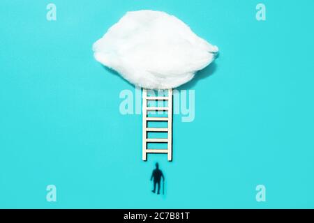 Ombra di un uomo con un bastone vicino a una scala che conduce a una nuvola di cotone. Il concetto di desiderio persistente e la disponibilità a salire la carriera Foto Stock