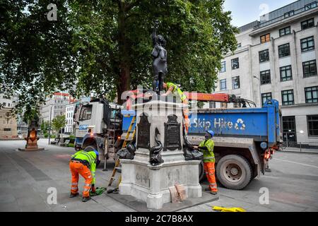 I contraenti si preparano a rimuovere UNA Surge of Power (Jen Reid) 2020, da parte di un importante scultore britannico Marc Quinn, che è stato installato a Bristol sul sito della statua caduta del commerciante di schiavi Edward Colston. Foto Stock