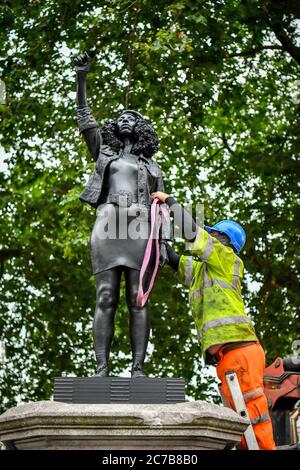 I contraenti usano corde per assicurare una sovratensione di potere (Jen Reid) 2020, dallo scultore britannico Marc Quinn, Che è stato installato a Bristol sul sito della statua caduta del commerciante di schiavi Edward Colston, come si preparano a rimuovere e caricare in un riciclaggio e saltare noleggio camion. Foto Stock