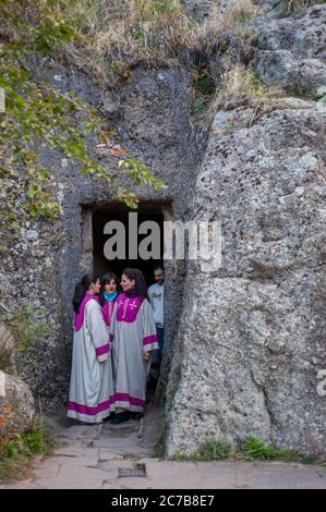 Un coro femminile locale a Geghard, un monastero medievale parzialmente scolpito dalla montagna adiacente nella provincia di Kotayk vicino a Yerevan, Armenia. Foto Stock