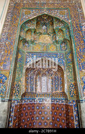 Il Mihrab, una nicchia semicircolare nel muro di una moschea che indica la qibla, la direzione della Kaaba in Mecca e quindi la direzione che Mu Foto Stock