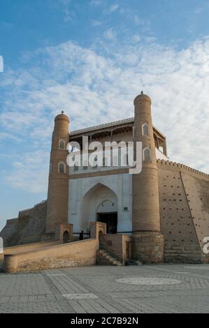 Vista dell'Arca di Bukhara, una fortezza massiccia situata nella città di Bukhara, Uzbekistan che è stato inizialmente costruito e occupato intorno al 5 ° secolo Foto Stock