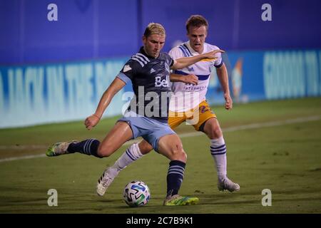 Orlando, Florida, Stati Uniti. 15 luglio 2020: Vancouver Whitecaps centrocampista DAVID MILINKOVIC (7) imposta un calcio contro i terremoti di San Jose avanti TOMMY THOMPSON (22) durante il torneo MLS is Back San Jose terremoti vs Vancouver Whitecaps match al ESPN Wide World of Sports Complex a Orlando, Fl il 15 luglio 2020. Credit: Cory Knowlton/ZUMA Wire/Alamy Live News Foto Stock