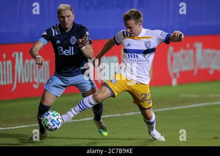 Orlando, Florida, Stati Uniti. 15 luglio 2020: San Jose terremoti in avanti TOMMY THOMPSON (22) compete per la palla contro Vancouver Whitecaps centrocampista DAVID MILINKOVIC (7) durante il torneo MLS è indietro San Jose terremoti vs Vancouver Whitecaps match al ESPN Wide World of Sports Complex a Orlando, Fl il 15 luglio 2020. Credit: Cory Knowlton/ZUMA Wire/Alamy Live News Foto Stock