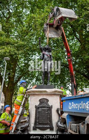 I contraenti usano corde per assicurare una sovratensione di potere (Jen Reid) 2020, dallo scultore britannico Marc Quinn, Che è stato installato a Bristol sul sito della statua caduta del commerciante di schiavi Edward Colston, come si preparano a rimuovere e caricare in un riciclaggio e saltare noleggio camion. Foto Stock