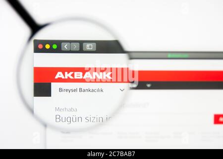 Los Angeles, California, USA - 5 Aprile 2019: Editoriale illustrativo della homepage del sito web di Akbank. Logo Akbank visibile sullo schermo del display. Foto Stock