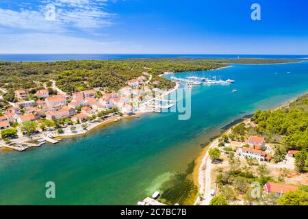 Città di Veli Rat su Dugi Otok isola sul mare Adriatico in Croazia, vista aerea dal drone, bella stagcape Foto Stock