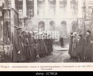 Pattuglia di soldati rivoluzionari e di guardie rosse a Smolny (Istituto Smolny di Noble Maidens a San Pietroburgo) nell'ottobre 1917. Foto del 1917. Foto Stock