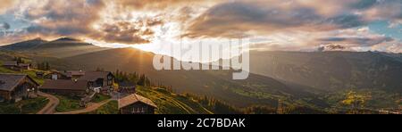 Vista aerea di piccole baite alpine nelle alte alpi della valle di grindelwald in Svizzera. Foto Stock