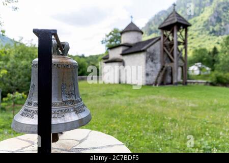 Campana alla Chiesa di san Giorgio, Monastero di Dobrovina, Ortodossi serbi a Donja Dobrilovina, Canyon del fiume Tara, Parco Nazionale Durmentor, Montenegro Foto Stock