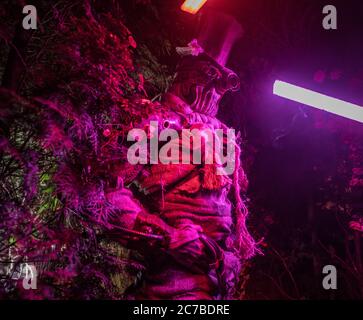 Personaggio futuristico cyborg stalker. Fotografia d'arte in stile steampunk. Foto Stock