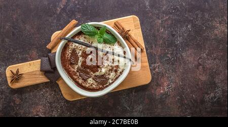 Phirni è un delizioso dessert indiano di riso dolce. Foto Stock