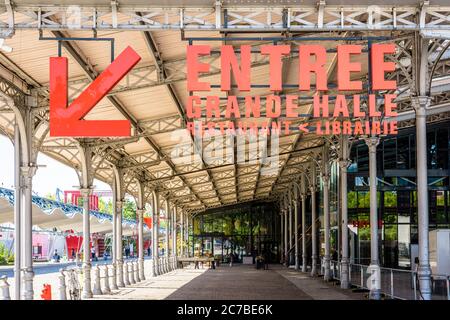 Vista frontale del grande cartello d'ingresso della Grande Halle de la Villette di Parigi, un ex macello trasformato in un centro culturale. Foto Stock