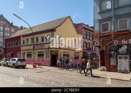 Vista su una strada con alcuni bar nel quartiere a luci rosse del quartiere di Amburgo di St. Pauli Foto Stock