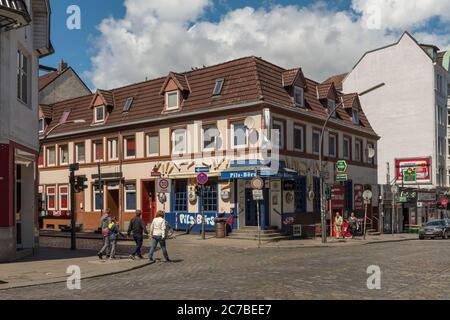 Vista su una strada con alcuni bar nel quartiere a luci rosse del quartiere di Amburgo di St. Pauli Foto Stock