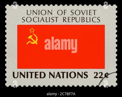 URSS - francobollo della bandiera nazionale dell'URSS, serie delle Nazioni Unite, circa 1984. Isolato su sfondo nero. Foto Stock