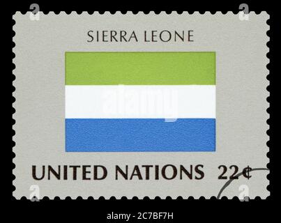 SIERRA LEONE - francobollo della bandiera nazionale della Sierra Leone, serie delle Nazioni Unite, circa 1984. Isolato su sfondo nero. Foto Stock