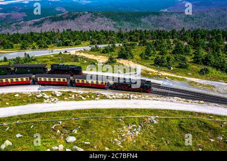 Il treno a vapore sta salendo fino alla cima della montagna chiamata 'Brocken' nel parco nazionale di Harz, Germania Foto Stock