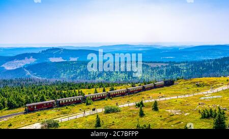 Il treno a vapore sta salendo fino alla cima della montagna chiamata 'Brocken' nel parco nazionale di Harz, Germania Foto Stock