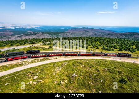 Il treno a vapore sta salendo fino alla cima della montagna chiamata 'Brocken' nel parco nazionale di Harz, Germania Foto Stock