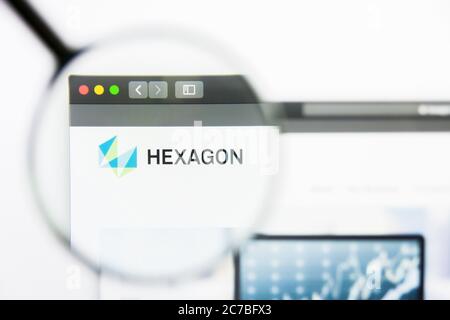 Los Angeles, California, USA - 25 Marzo 2019: Editoriale illustrativo della homepage del sito di Hexagon. Logo esagonale visibile sullo schermo del display. Foto Stock