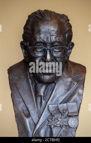 Garry McBride di icone Monumentali con un busto di bronzo del capitano Sir Tom Moore, che è stato commissionato dalla ditta Derbyshire e scolpito da Andrew Edwards nella speranza che possa essere esposto alla sede di NHS Charities insieme, la carità che il centenarian ha raccolto denaro per. Foto Stock