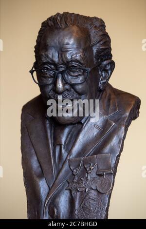 Garry McBride di icone Monumentali con un busto di bronzo del capitano Sir Tom Moore, che è stato commissionato dalla ditta Derbyshire e scolpito da Andrew Edwards nella speranza che possa essere esposto alla sede di NHS Charities insieme, la carità che il centenarian ha raccolto denaro per. Foto Stock