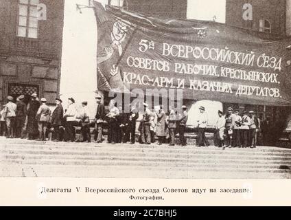I delegati al V Congresso dei Soviet, tutti russi, si reeranno all'incontro. Foto Stock