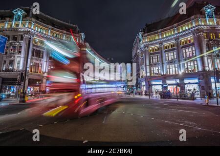 Londra, Regno Unito. Circa agosto 2017. Autobus rosso a due piani. Pedonale e traffico a Oxford Circus di notte Foto Stock