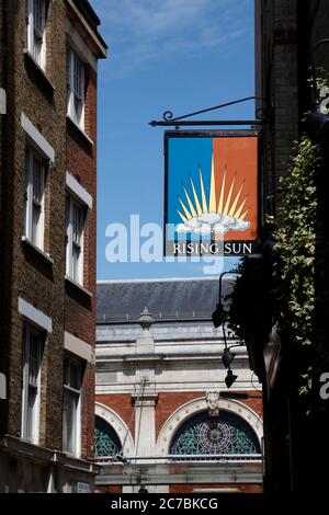 Cartello pub per il Rising Sun on Rising Sun Court, Smithfields, City of London, UK Foto Stock