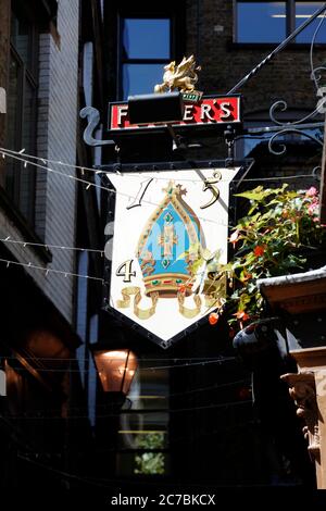 Cartello per il pub Ye Olde Mitre su Ely Court, Holborn, Londra, Regno Unito Foto Stock