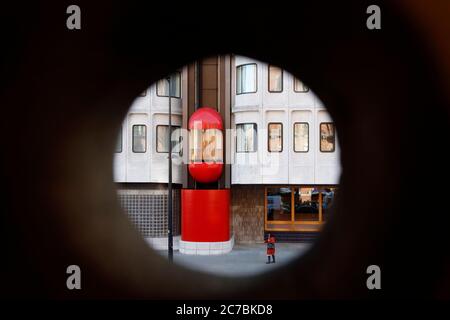 Ascensore a bolle rosse all'esterno dell'hotel Standard su Euston Road, St Pancras, Londra, Regno Unito Foto Stock