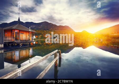 Vista fantastica sul lago del mattino che risplende dalla luce del sole. Riflessione speculare. Scena suggestiva e pittoresca. Ubicazione: resort Grundlsee, Liezen Ditric Foto Stock