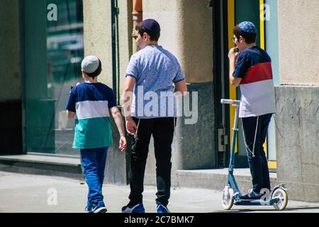 Budapest Ungheria 15 luglio 2020 Vista di bambini ebrei non identificati a piedi davanti alla Grande Sinagoga di Budapest Foto Stock