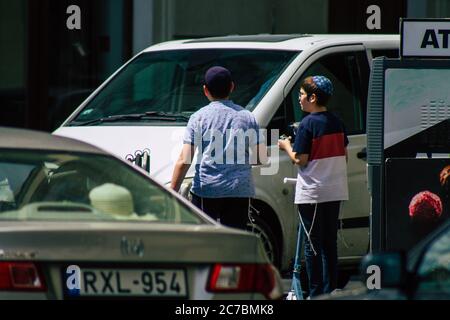 Budapest Ungheria 15 luglio 2020 Vista di bambini ebrei non identificati a piedi davanti alla Grande Sinagoga di Budapest Foto Stock