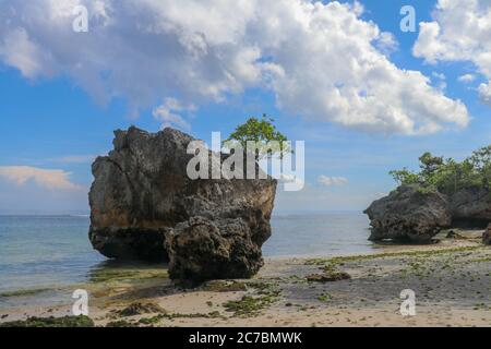 Impossibile Spiaggia a Bali Indonesia, natura sfondo vacanza. Massi giganti e formazioni rocciose che si aggettano sull'Oceano Indiano Foto Stock